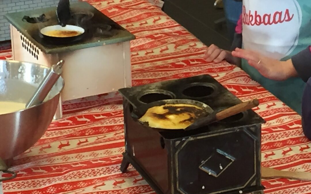 De kersttraditie in Speelgoedmuseum Roden: In de kerstvakantie pannenkoekjes bakken op nostalgische speelgoedfornuisjes.